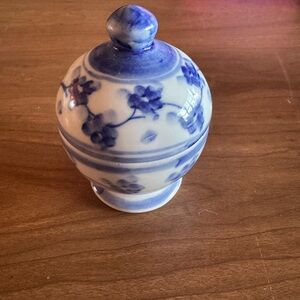 VTG BLUE AND WHITE CHINESE
CHINOISERIE PORCELAIN FLORAL GINGER JAR